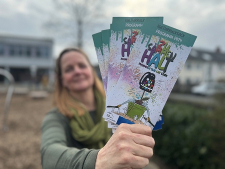 Zusammen anstatt allein – Susanne Kirchner (hinten links - Stadt Paderborn) und Claudia Voß (hinten rechts - Kreis Paderborn) freuen sich mit interessierten Kindern auf das neue Kulturrucksackjahr